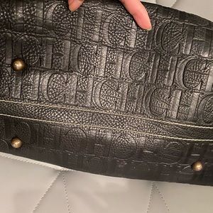 Tiene un cordón sacado